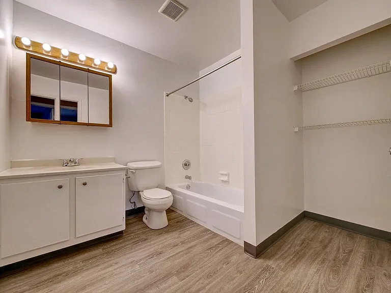 Highland Club Apartments — Photo 15
