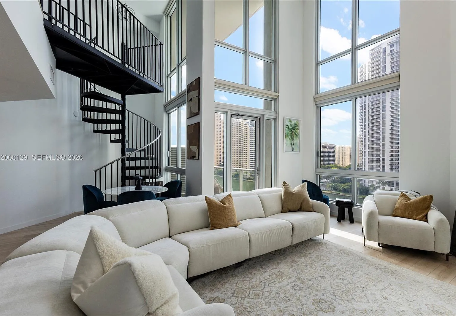 Met 1 Condo — Photo 1