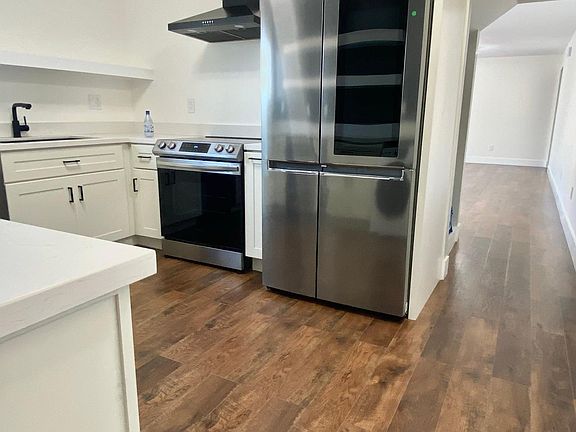 2-STORY 3bed & 2Bath Kitchen. (AVAILABLE ON AUGUST 1ST, CALL RESERVE YOUR SPACE NOW)