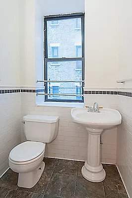 Rented by Perry Associates NYC Inc | media 35