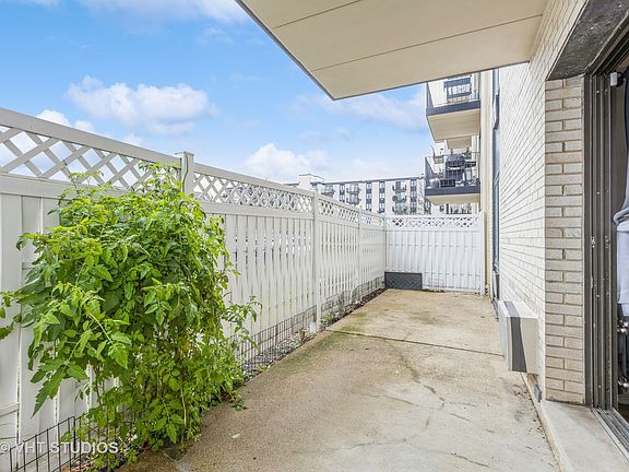 4th image of 9731 N Fox Glen Dr APT 1B