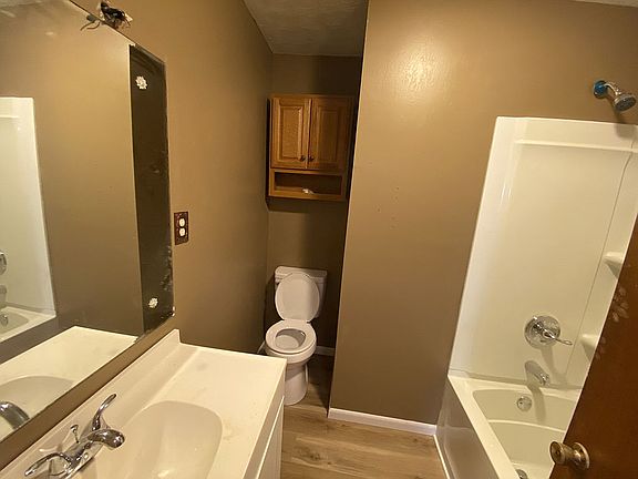 5th image of 802 Country Club Dr