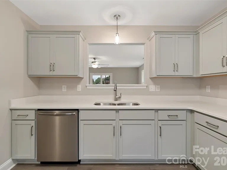 1007 Sioux St — Photo 11