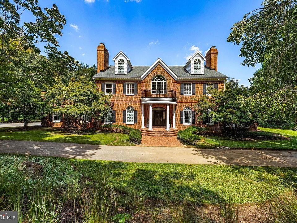 1st image of 904 Hillstead Dr