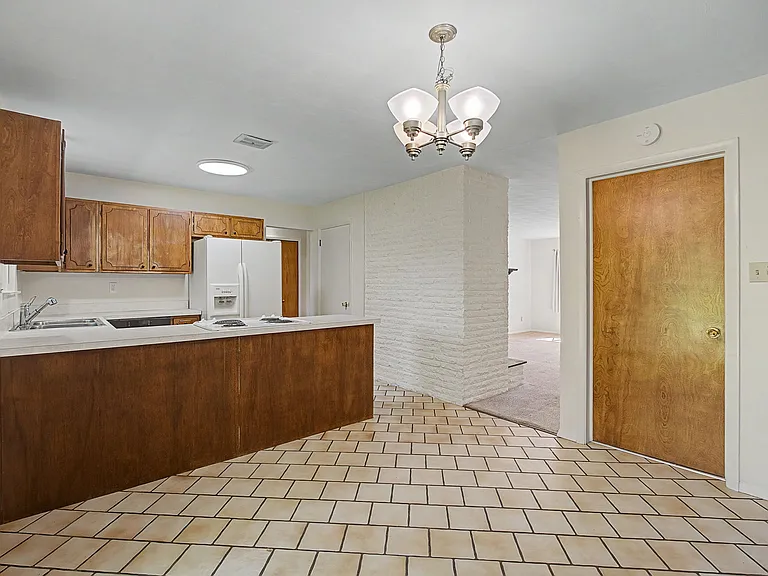 819 Gleneagle Dr — Photo 12