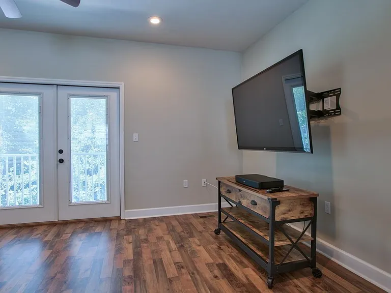 1864 Belle Vue Way — Photo 4