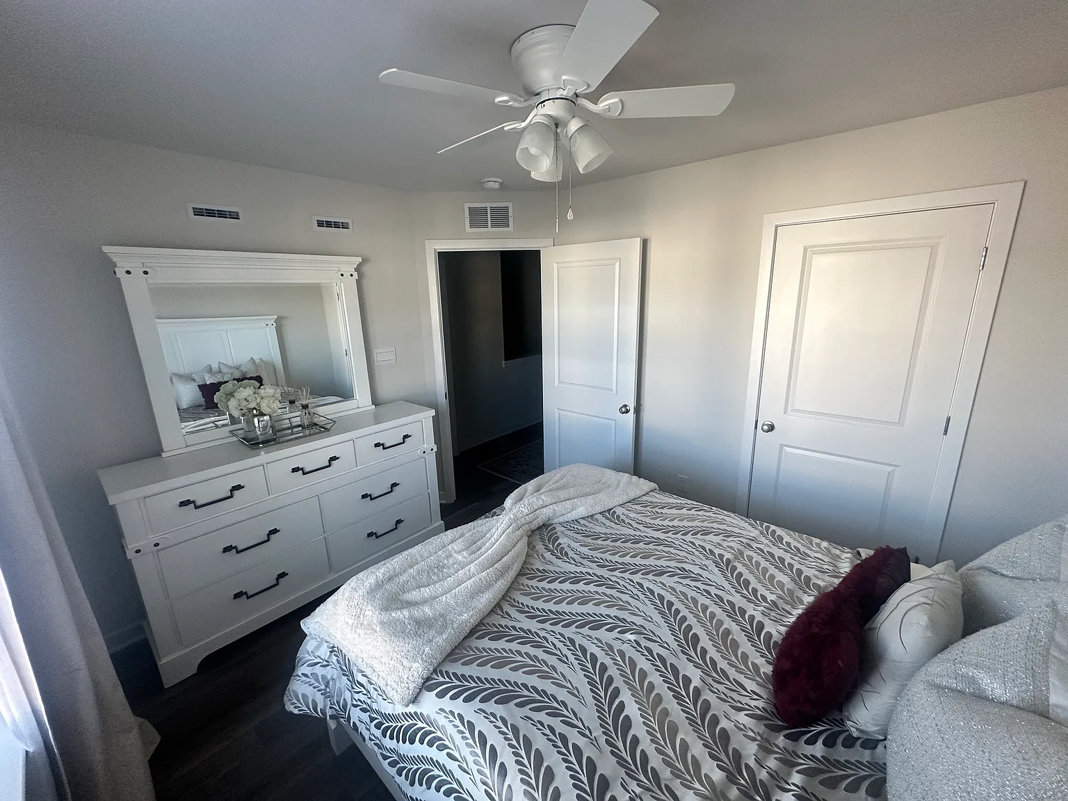 4 bed, 2500 sqft, $950 — Photo 2