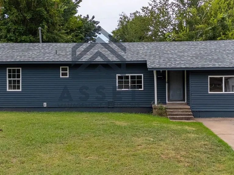1040 Sycamore Dr — Photo 3