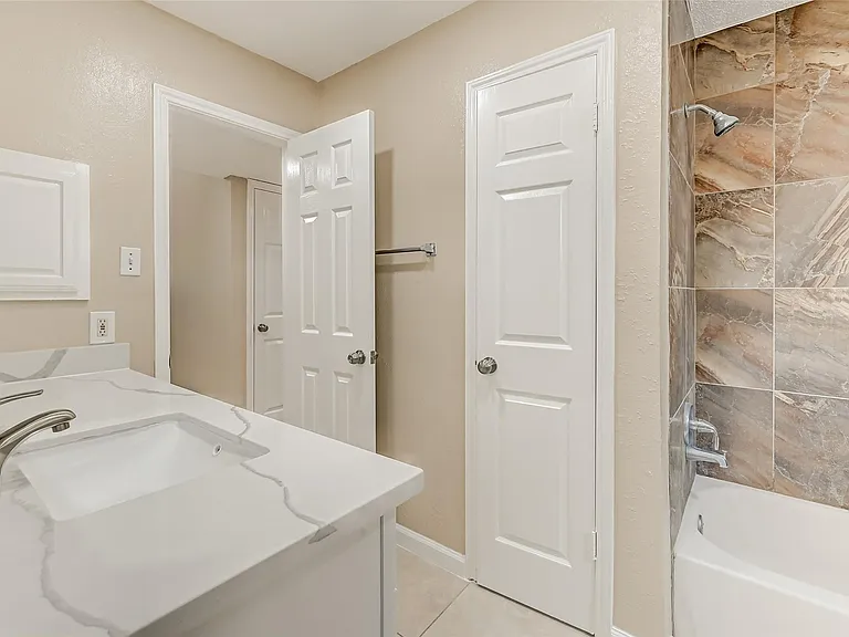 2302 Brook View Ln — Photo 23
