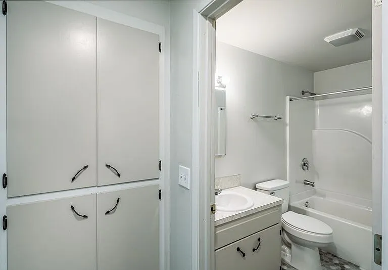703 Broadway St #4 — Photo 7