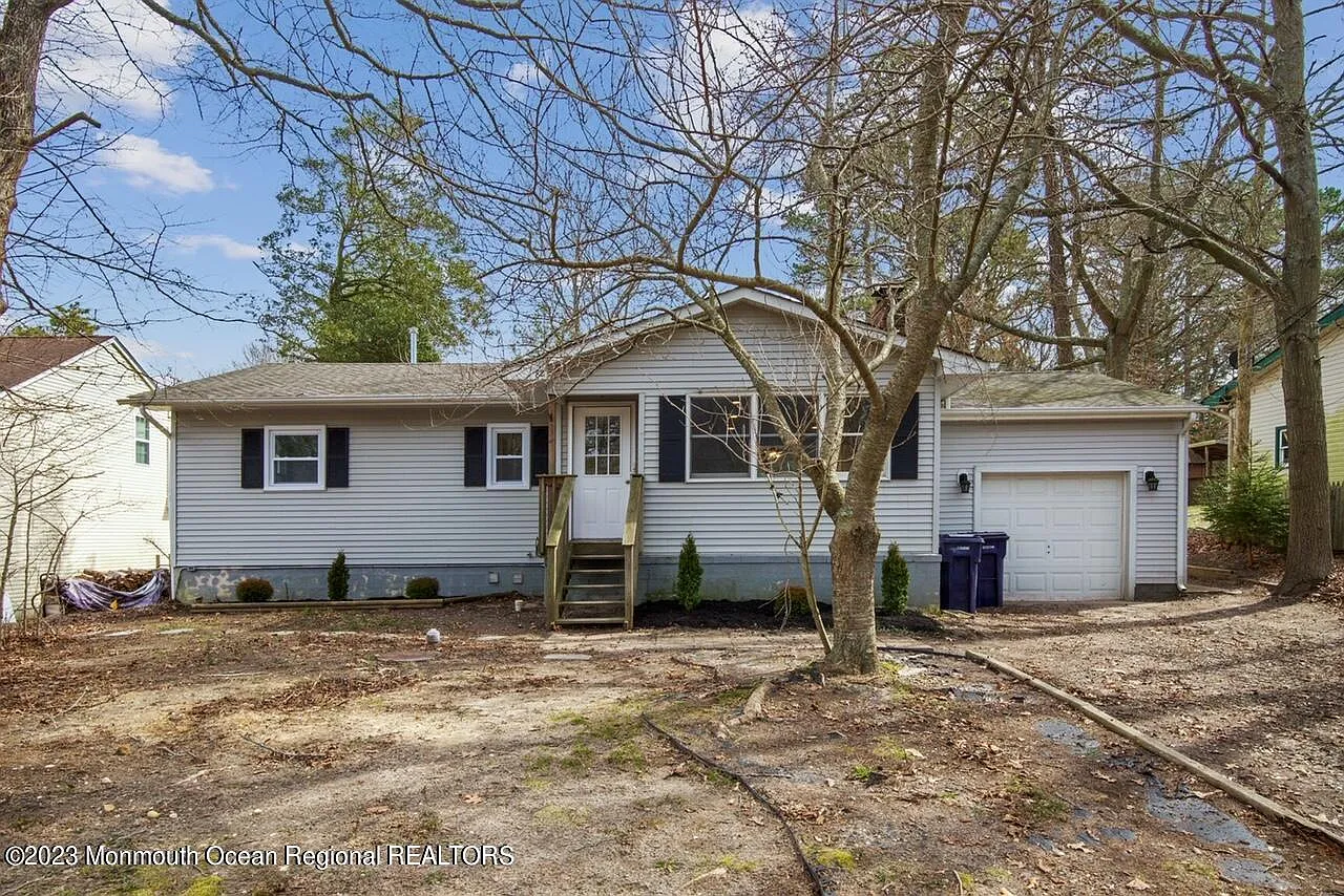 82 Leitz Boulevard photo 1