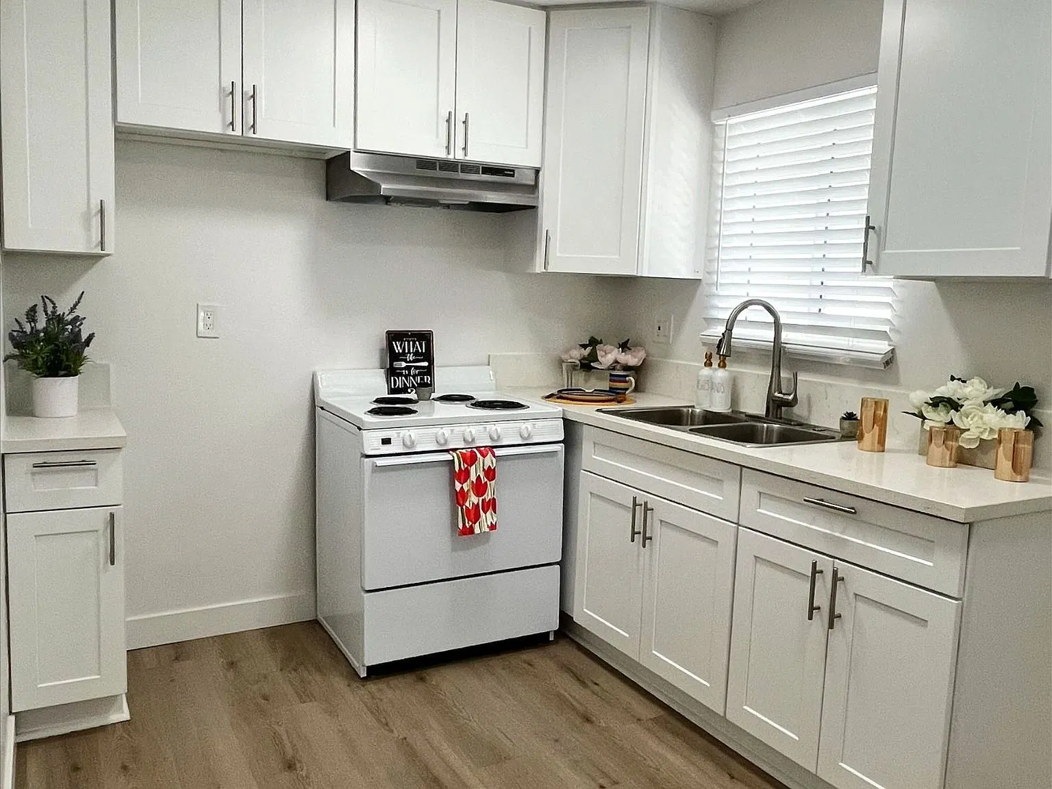 5548 Yarmouth Studio — Photo 2