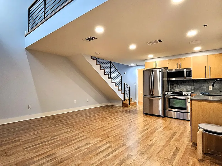 301 NE 4th St #1 — Photo 3