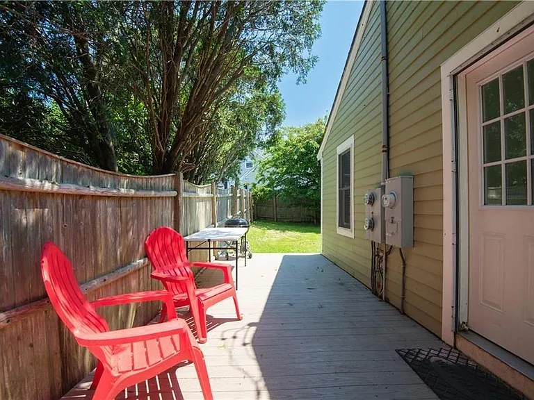 393 Aquidneck Ave — Photo 12
