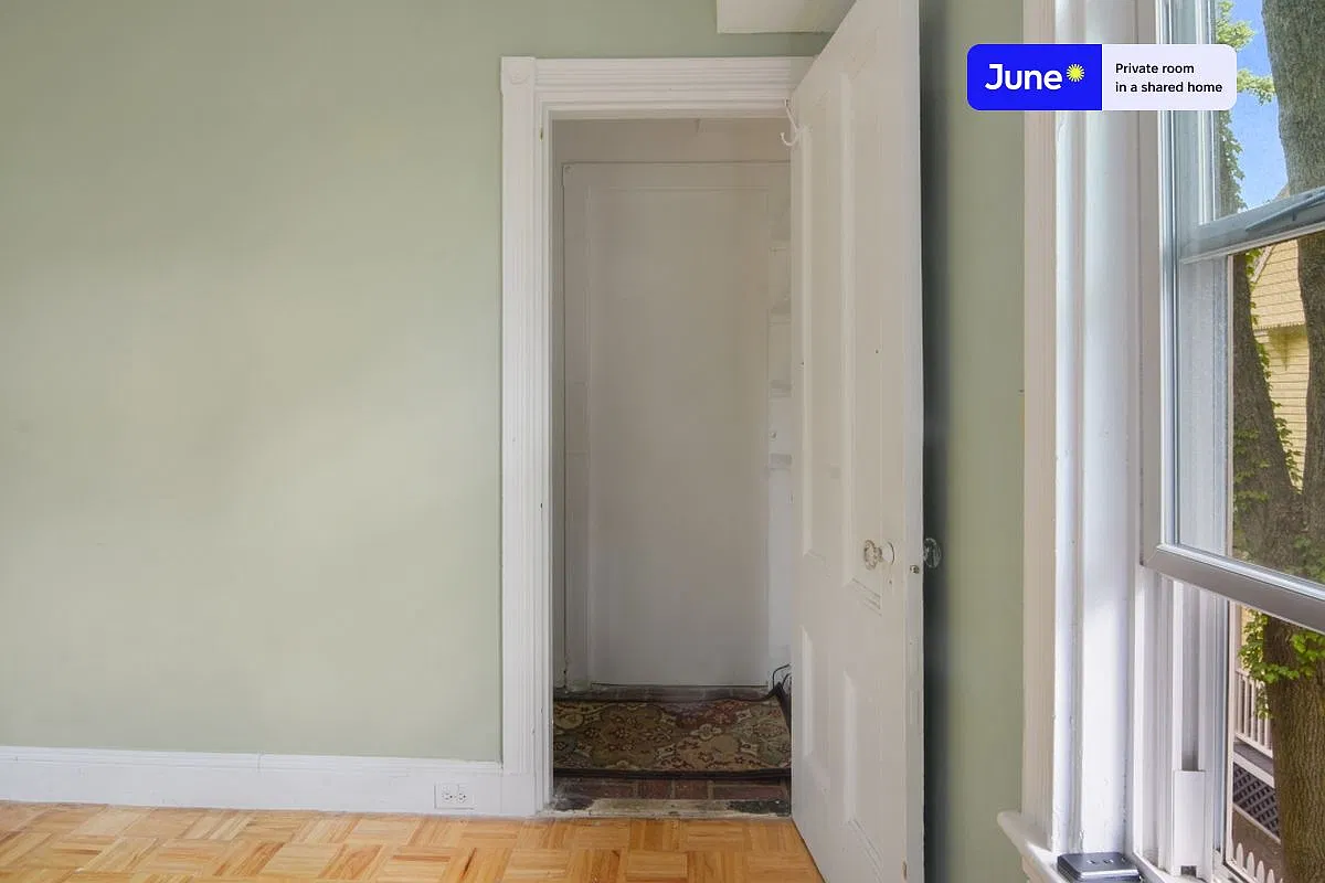 Queen bedroom in 7 bed/2.5 bath home in Harvard Square #443 D — Photo 3