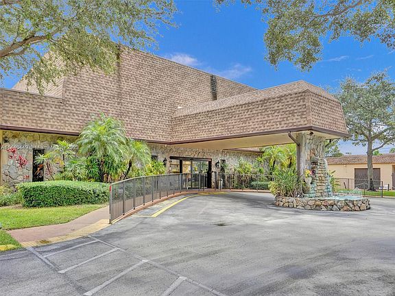 4th image of 2 Briarwood Cir APT 112