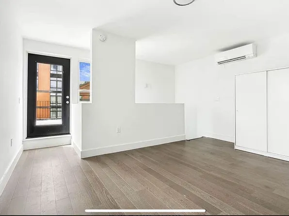 154 Graham Avenue image 4 of 10