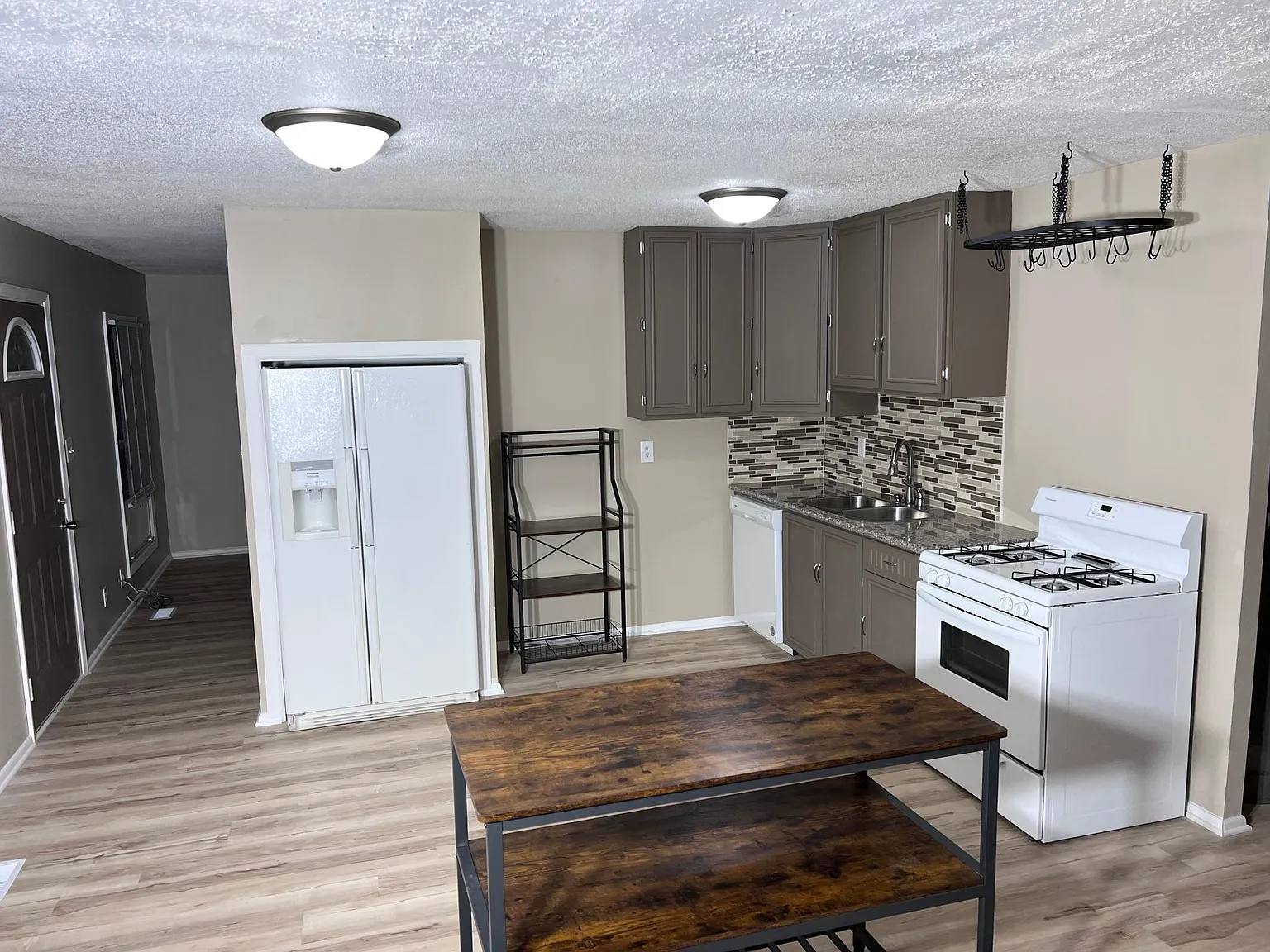 3 bed, 1100 sqft, $1,525 — Photo 2