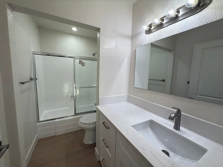 939 E Washington Ave — Photo 6