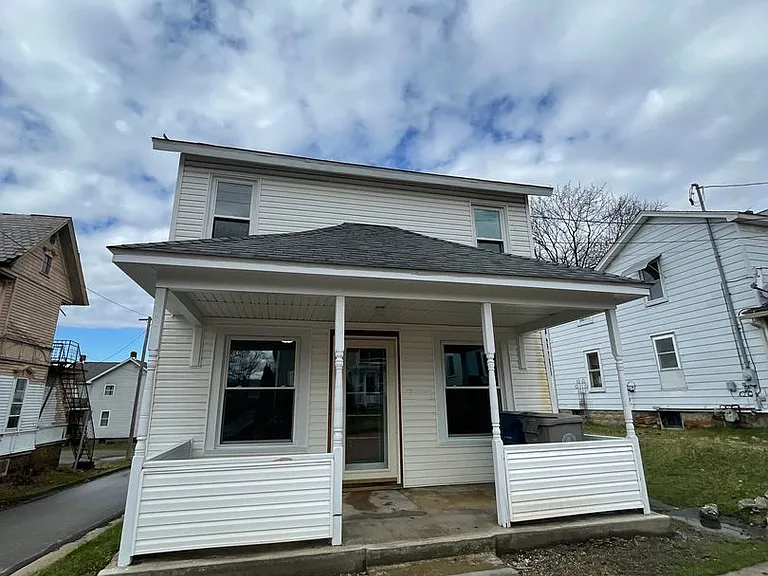 748 Stewart St — Photo 5
