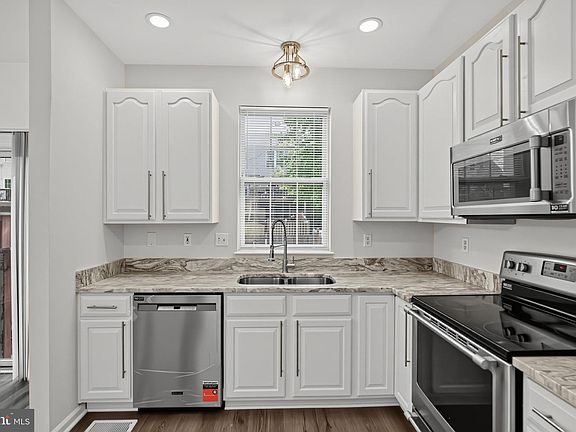 4th image of 9270 Maxwell Ct