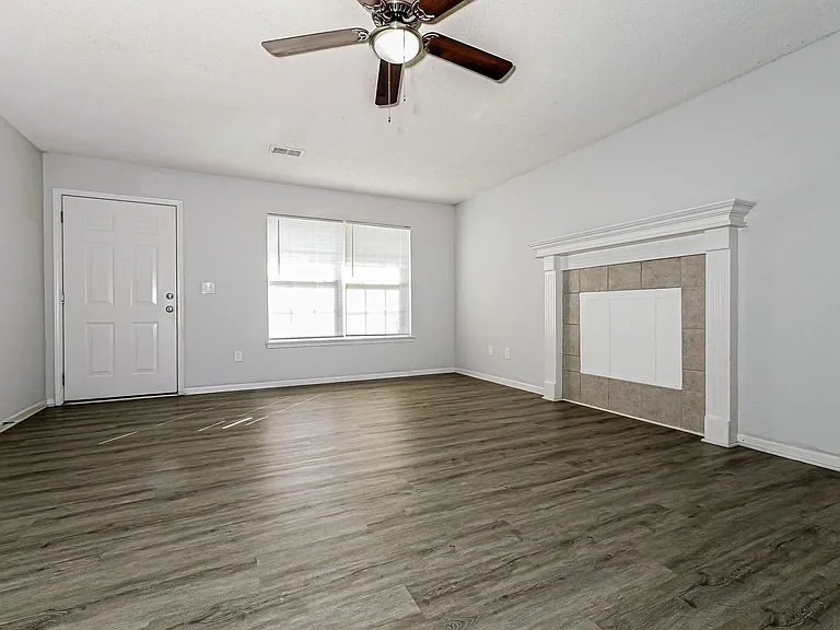 305 NW Woodbury Dr — Photo 2