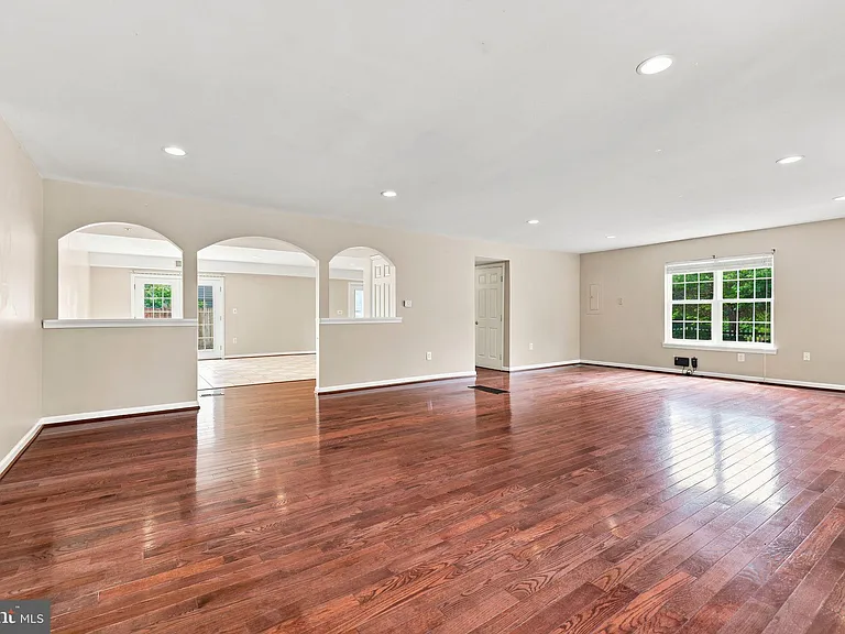8916 Rugby Rd — Photo 11