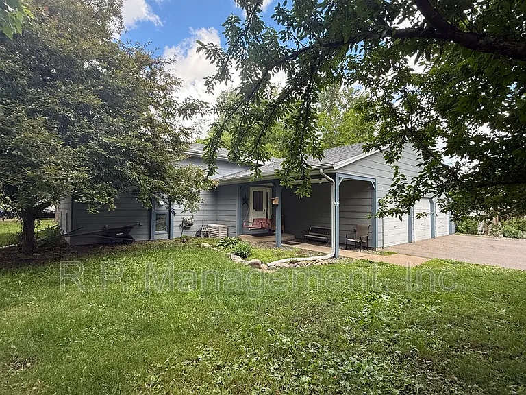 555 Lake Cove Ct — Photo 3