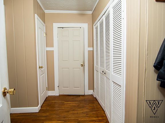 4th image of 1461 Hillcrest Ave NW