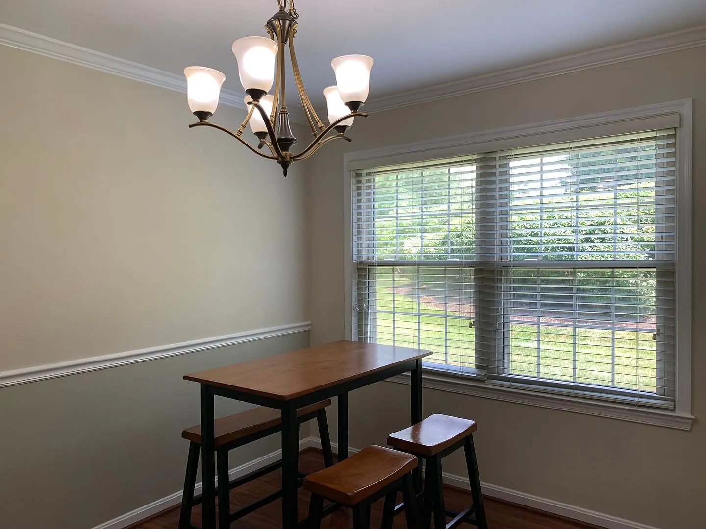 Spacious and Private Condo in The Oaks at Washingtonian Woods — Photo 2
