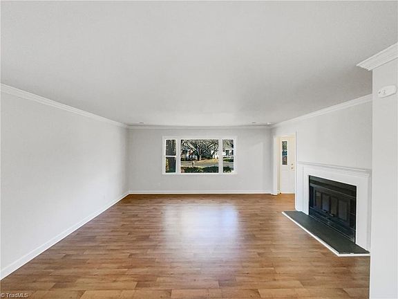 3rd image of 10 Brownstone Ln
