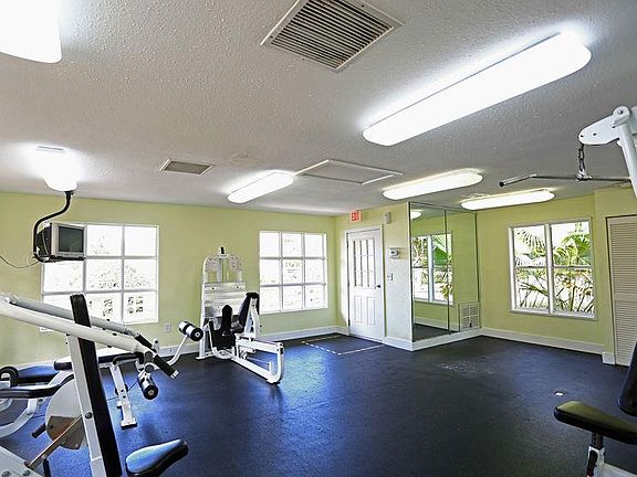 5th image of 112 115th Ave N #406