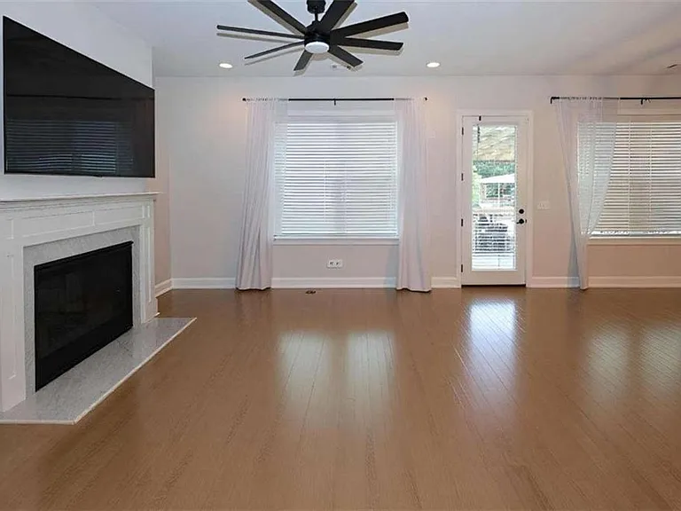 1860 Commons Pl NW — Photo 8