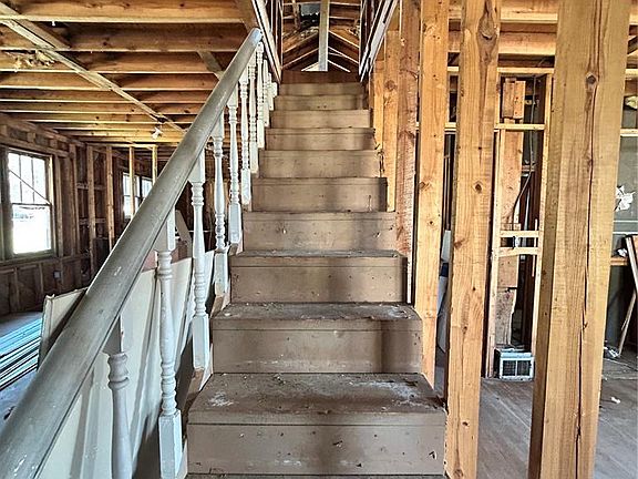 5th image of 132 Virginia St