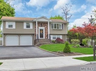 1 Wanda Ln, Hauppauge, NY 11788