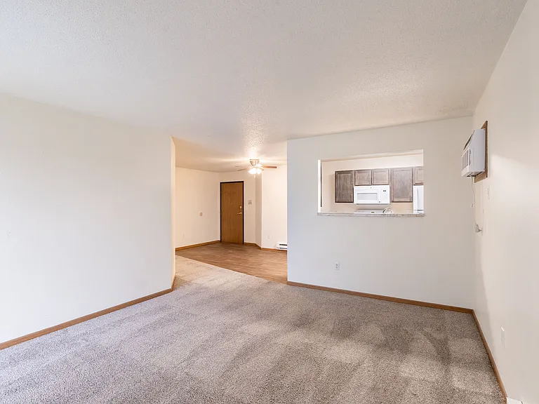 Fargo, ND Oxford Apartments | 21B | Living