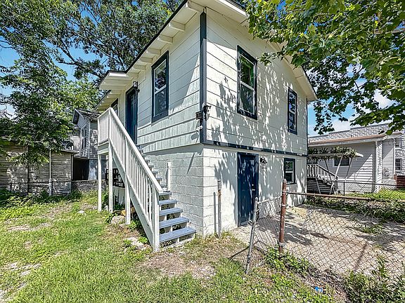3rd image of 844 Tyler St