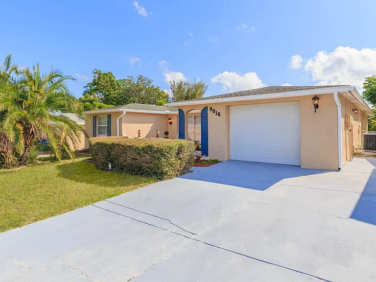 9016 Hunt Club Ln — Photo 2