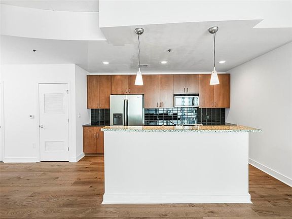 4th image of 44 Peachtree Pl #1324