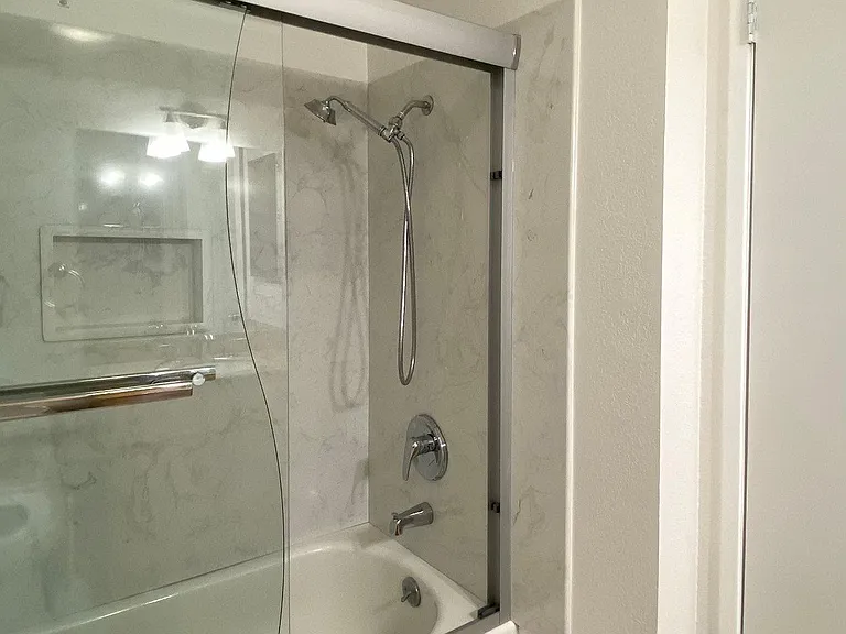 Large Hallway Full Bath