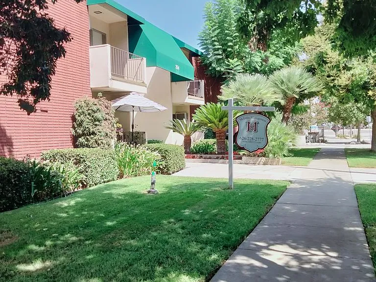 STUNNING APARTMENT IN A GREAT LOCATION! — Photo 13