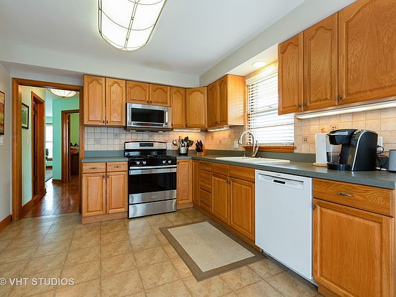 3rd image of 7412 N Oleander Ave