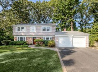36 Seabrook Ln, Stony Brook, NY 11790