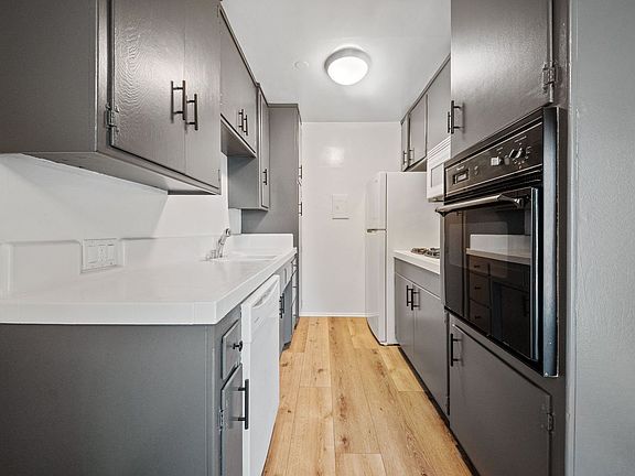 4th image of 1402 S Saltair Ave APT 7