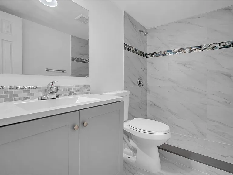 414 SE 14th St #3 — Photo 10