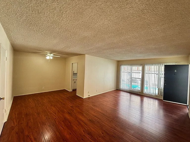 1540 N Laurel Ave — Photo 3