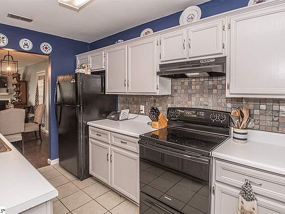 4th image of 20 Sweetbriar Ln