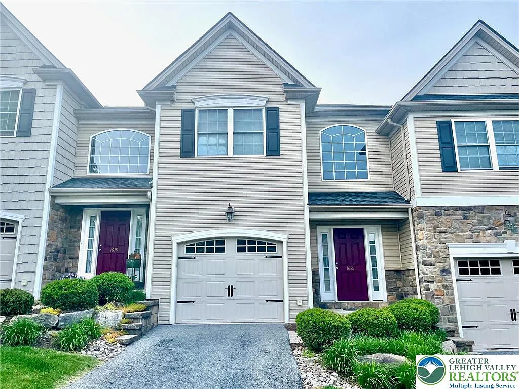 3 bed, 2.5 bath, 2080 sqft, $2,750 — Photo 1