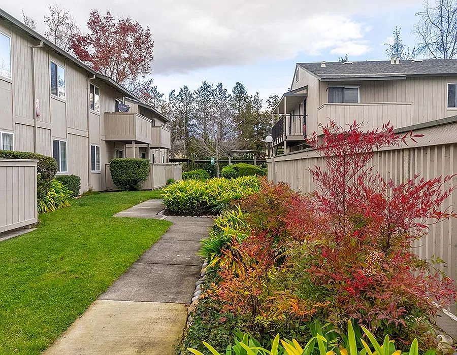 PARK CLUB APARTMENTS — Photo 2