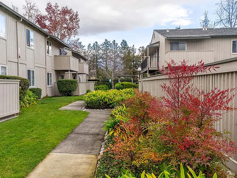 PARK CLUB APARTMENTS — Photo 2